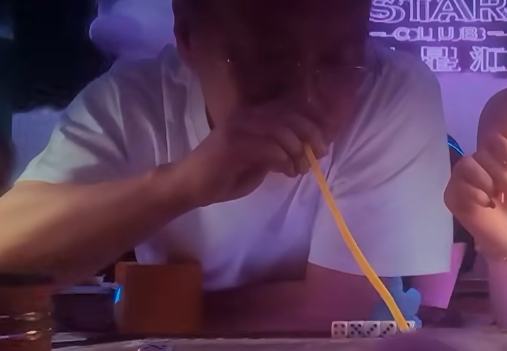 CamboJA 报道中的邓丕兵照片